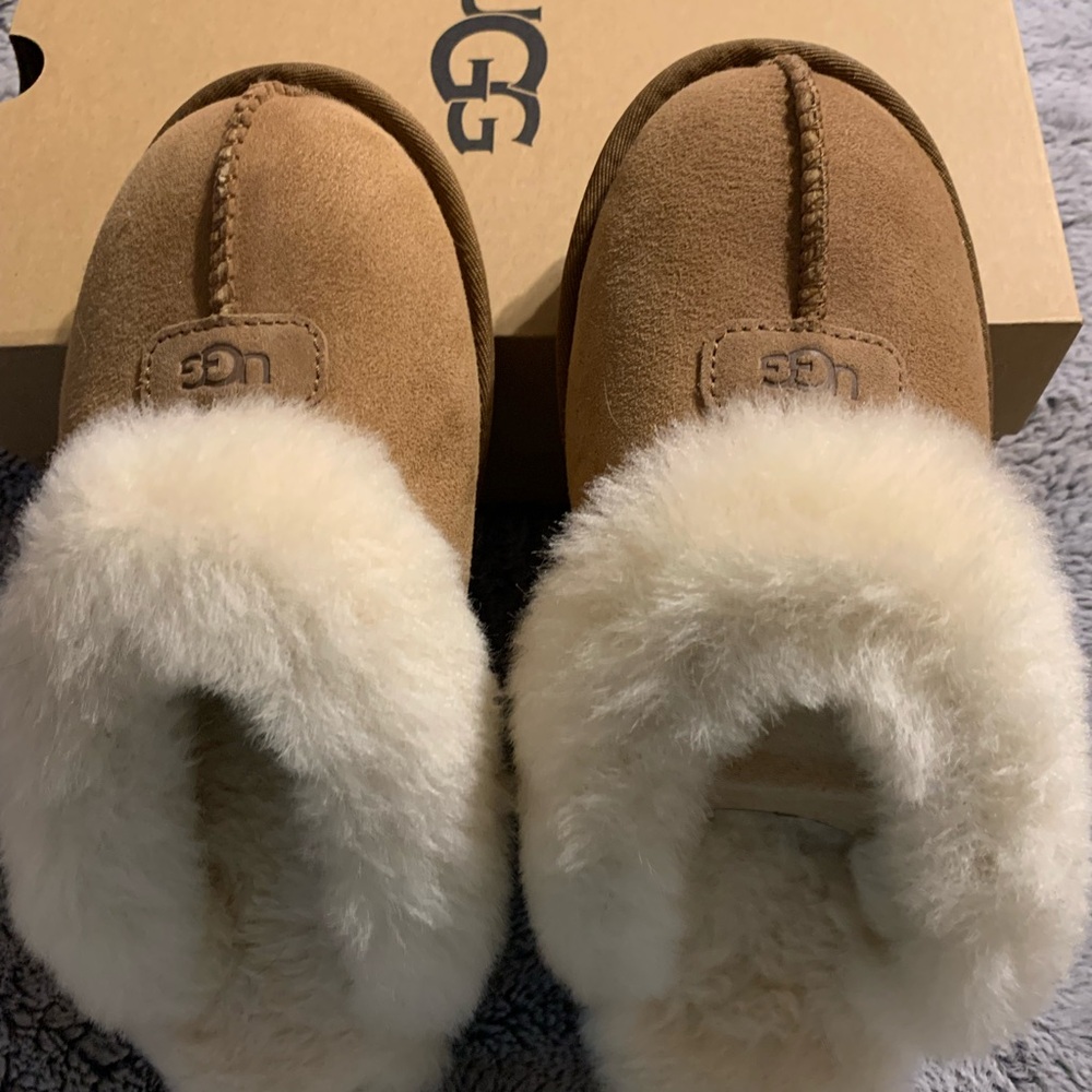 UGG Women’s slippers sz 8 New with box